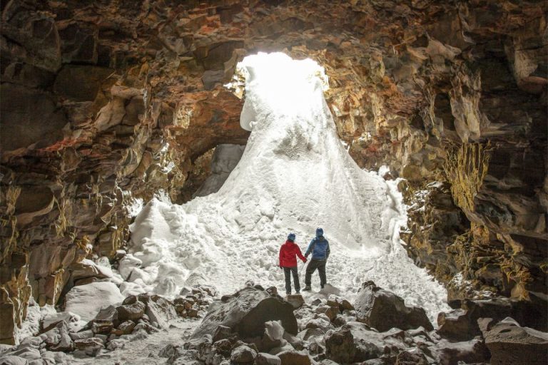 מערות לבה והרי געש שאסור לפספס באיסלנד