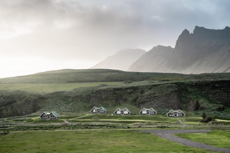 ויק, עיירה קטנה וציורית השוכנת לחופי האוקיינוס ​​האטלנטי בדרום איסלנד, מושכת אליה מטיילים מכל רחבי העולם