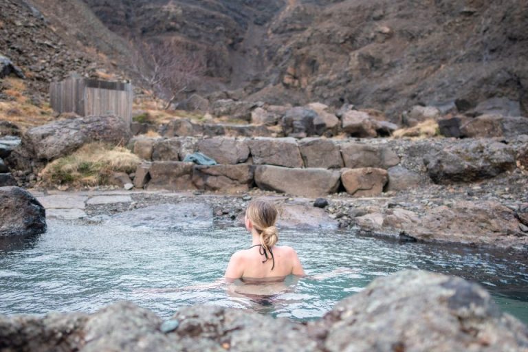 בריכות & מרחצאות תרמיים הוספטל - Húsafell Canyon Baths